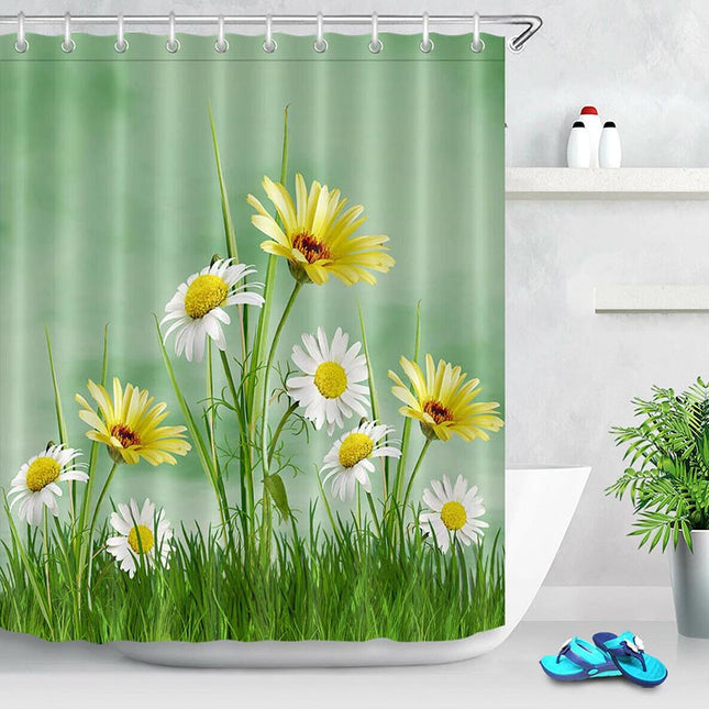 Badeforhæng med vilde margueritter i græs