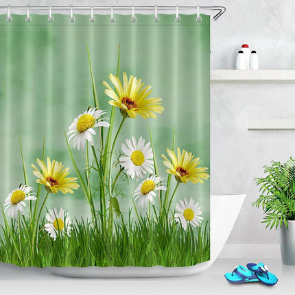 Badeforhæng med vilde margueritter i græs