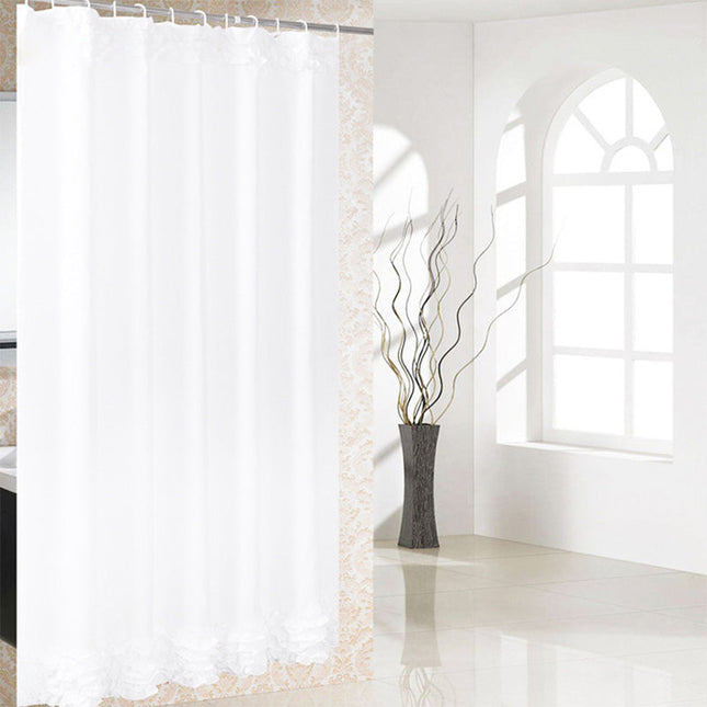 Elegant hvidt badeforhæng med flæser