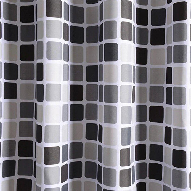 Badeforhæng med gråt og sort mønster