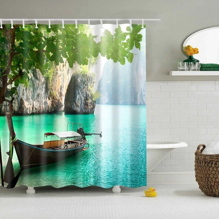 Badeforhæng med båd i turkis lagune