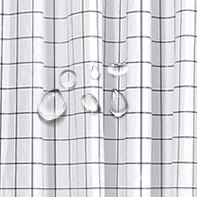 Skandinavisk badeforhæng med sort gittermønster