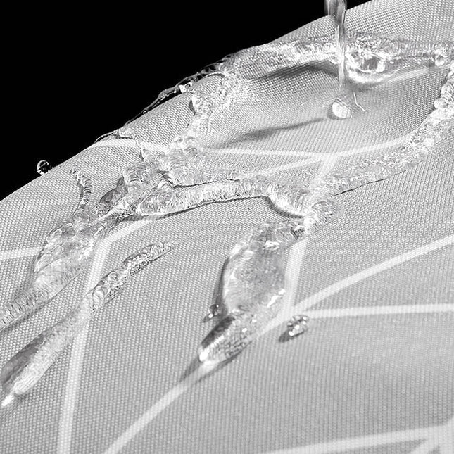 Gråt badeforhæng med hvidt sildebensmønster