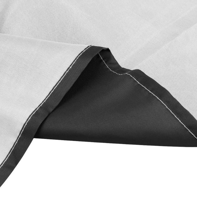 Badeforhæng med sorte katteøjne i mørket