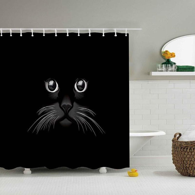 Badeforhæng med sorte katteøjne i mørket