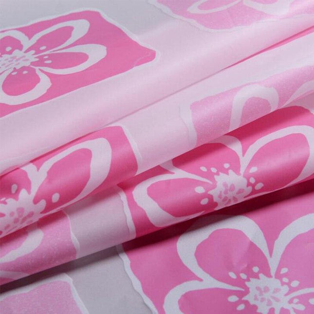 Lyserødt badeforhæng med blomstermønster