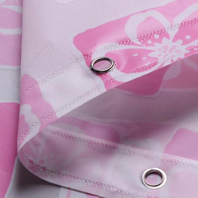 Lyserødt badeforhæng med blomstermønster