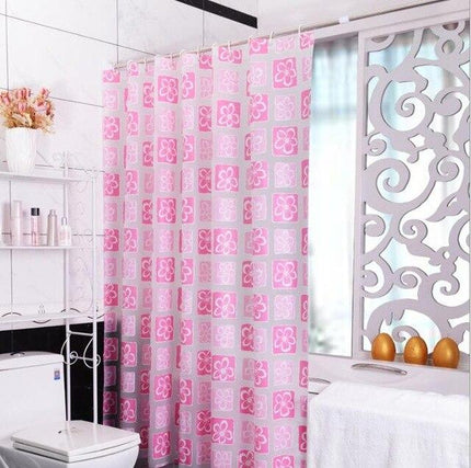 Lyserødt badeforhæng med blomstermønster