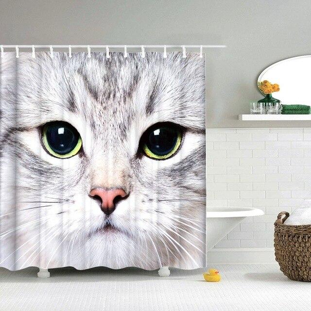 Badeforhæng med tæt portræt af hvid kat