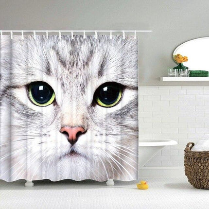 Badeforhæng med tæt portræt af hvid kat