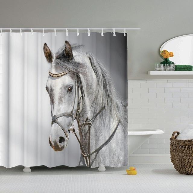 Badeforhæng med portræt af en hvid hest