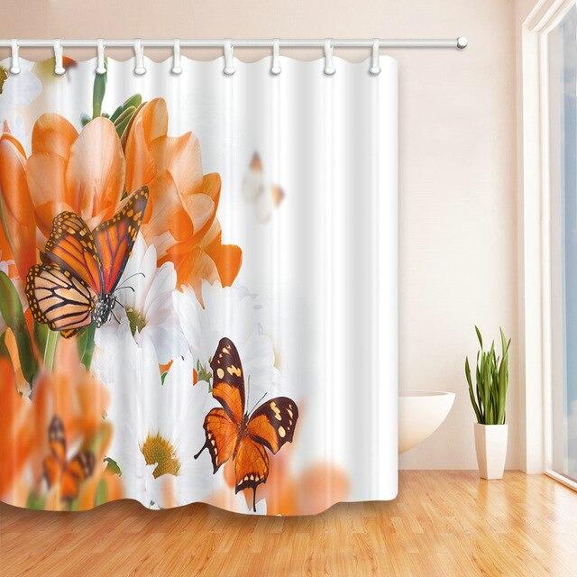 Badeforhæng med orange sommerfugle og blomster