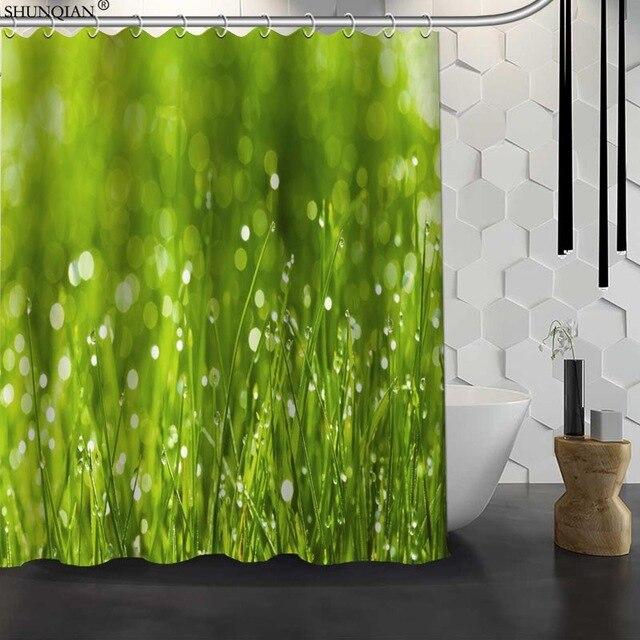 Badeforhæng med dugfrisk grønt græs