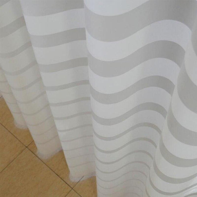 Moderne badeforhæng med vandrette striber