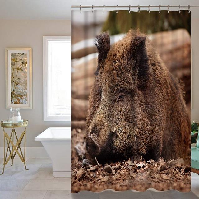 Badeforhæng med realistisk vildsvin motiv