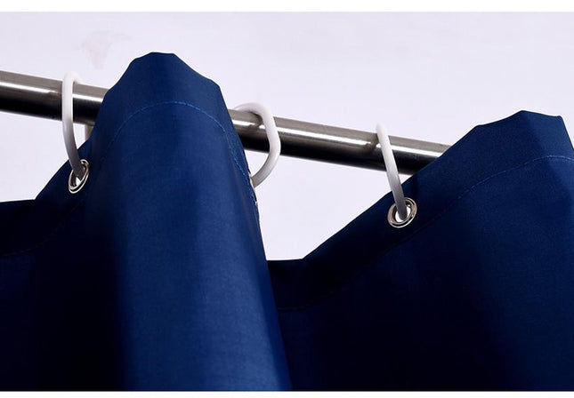 Mørkeblåt badeforhæng i kraftigt stof