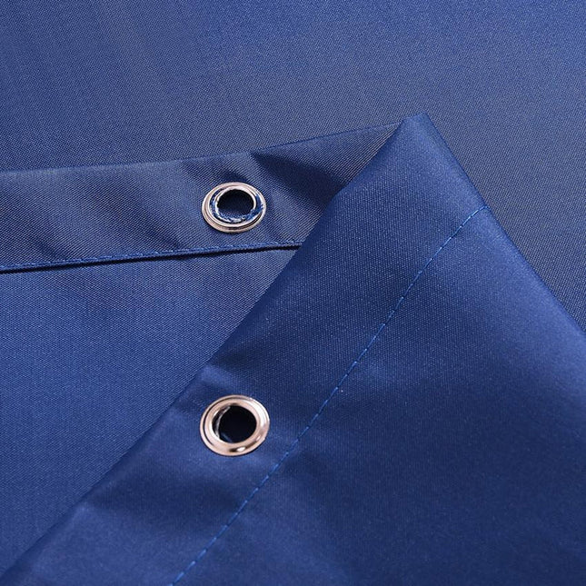 Mørkeblåt badeforhæng i kraftigt stof