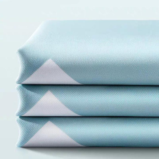 Lyseblåt badeforhæng med hvide trekanter