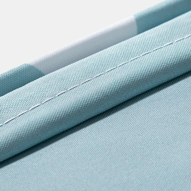 Lyseblåt badeforhæng med hvide trekanter