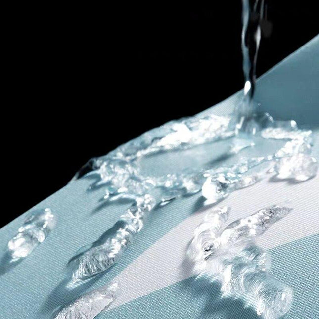 Lyseblåt badeforhæng med hvide trekanter