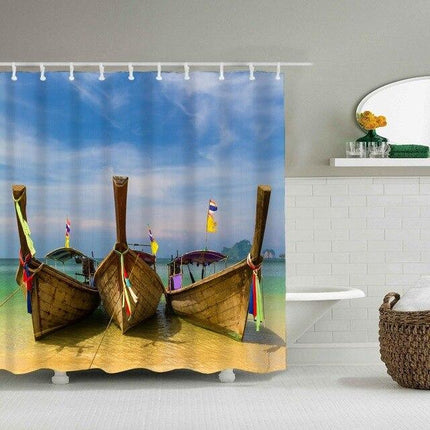 Badeforhæng med træbåde på en strand